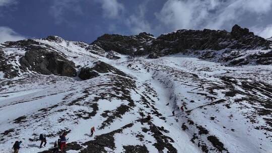 航拍攀登岷山山脉主峰雪宝顶雪山的登山队