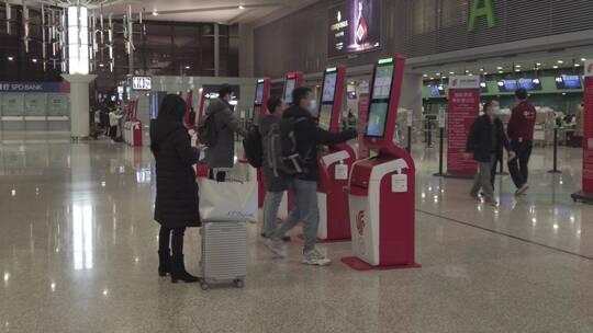 上海虹桥国际机场登机牌安检过程实拍视频素材模板下载