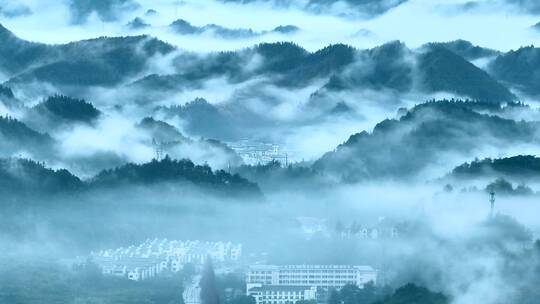 山峦叠嶂云雾缭绕的村庄