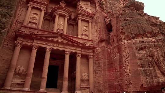 山脉中的红色古城