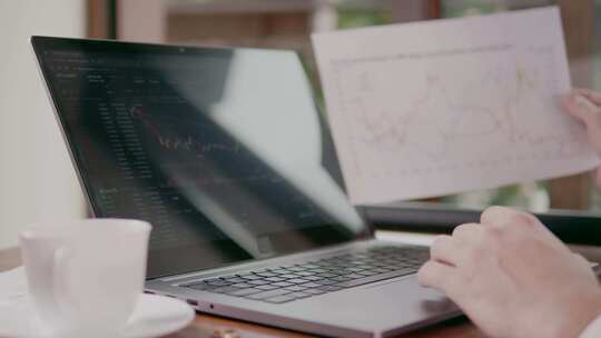 交易员比较证券交易所的图表视频素材模板下载
