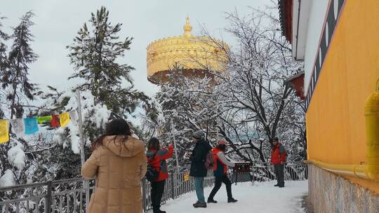 云南景点香格里拉冬季雪景最大转经筒视频素材模板下载