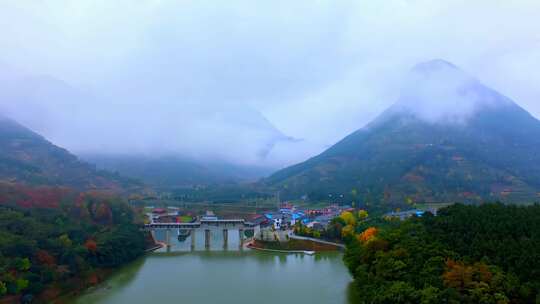 山区河流云雾环绕风景