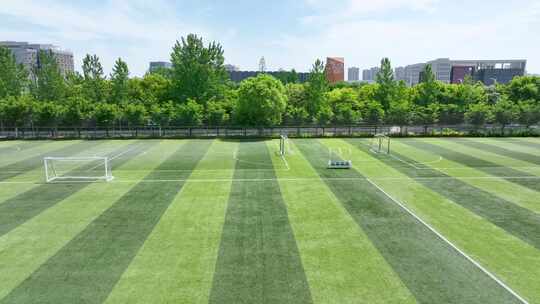大学校园里露天人造草坪足球场景观设计
