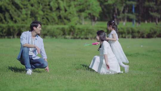 草地上的一家人 温馨一家人