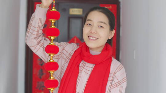 亚洲中国人女性家门口拜年新年快乐