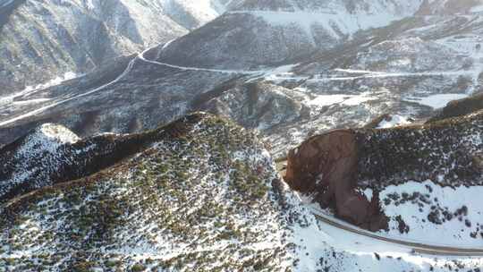 青藏高原达坂山蓝天白云雪景雪山汽车