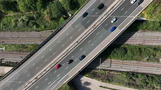 英国鸟瞰高速公路下的通勤列车超速行驶