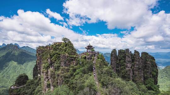 夏日晴天里的广西贵港北帝山美景