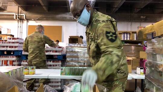 士兵在超市分包食物
