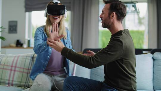 现代夫妇使用虚拟现实模拟器