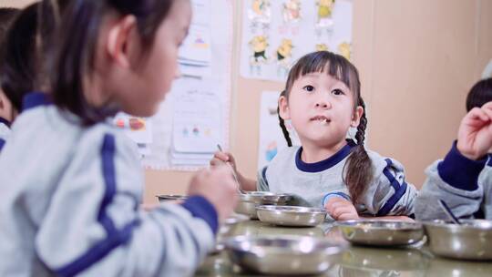 幼儿园小朋友吃午饭镜头视频素材模板下载