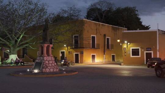 墨西哥伊萨马尔小镇广场汽车雕塑夜景地拍