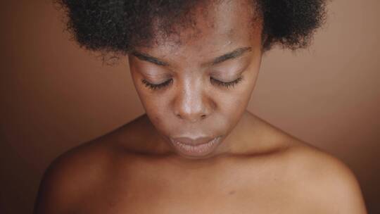 面对镜头的非洲女人视频素材模板下载