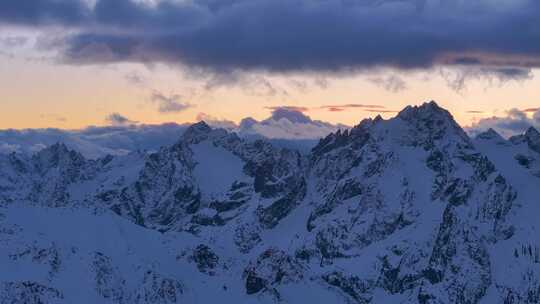 航拍雪山日照金山