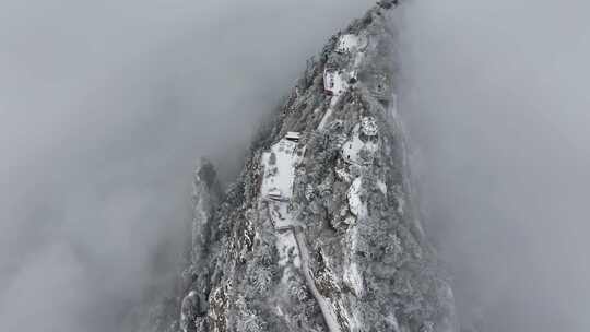 俯瞰旋转老君山主峰雪云海