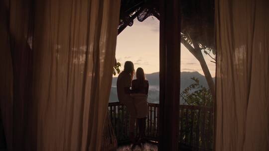 情侣在阳台看风景
