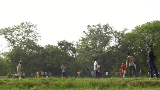 印度人在公园里玩耍