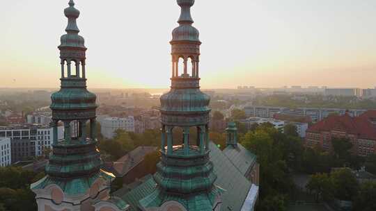 初夏波兹南历史旅游中心和圣弗朗西斯教堂尖