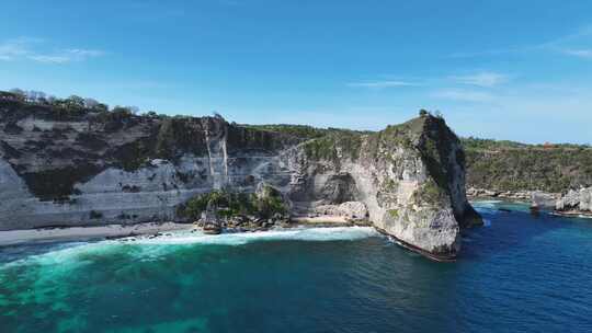 航拍印尼努沙佩尼达岛钻石沙滩的清澈海水