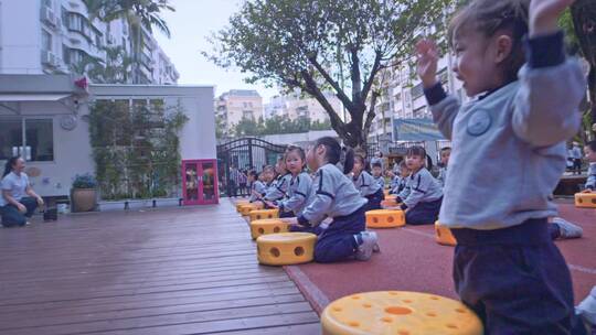 幼儿园的老师和孩子们玩耍学习