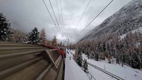火车行驶在白雪森林中雪山森林高山山脉云
