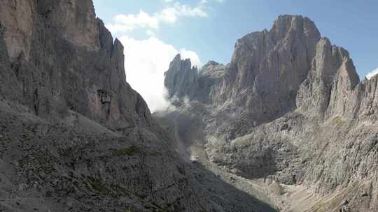 两山之间的山谷