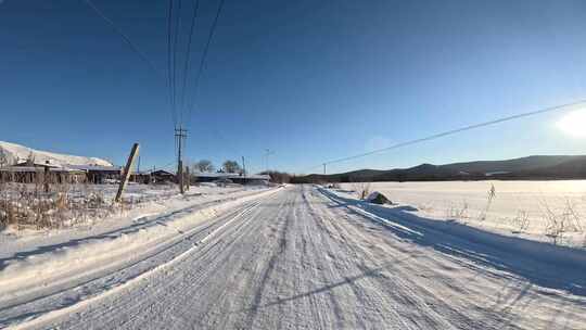 自驾在积雪覆盖的乡村公路