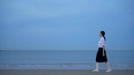 学生海边漫步女孩散步站在海边看海唯美伤感