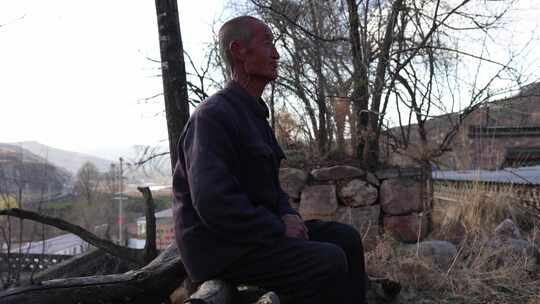 农村孤独年迈老人静坐沉思视频素材模板下载