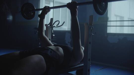 健身房里练举重的女人视频素材模板下载