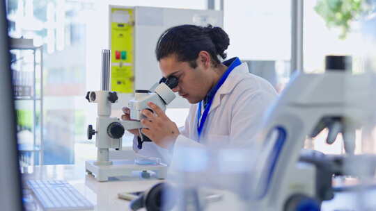 科学家，显微镜和分析研究实验室，临床制药