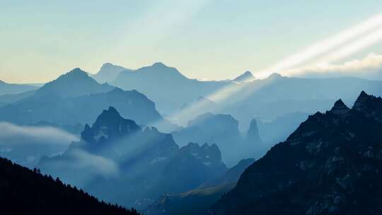峰峦叠影 云雾飞舞 自然壮美景象