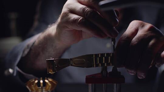 钟表匠用螺丝刀修理腕表
