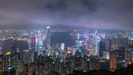 夜晚香港城市上空云层流动延时摄影