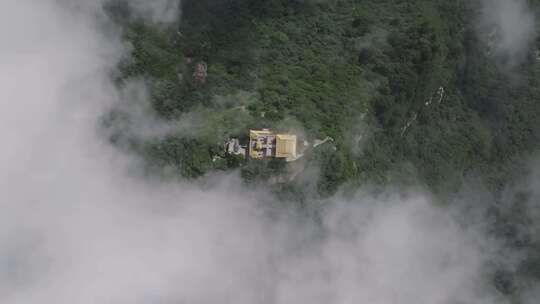 航拍秦岭山中雾气寺庙南五台