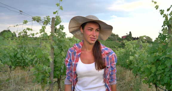 美丽微笑的女孩（女人）农民戴着草帽，穿着