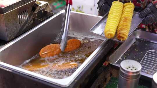 街头小吃摊油炸食物