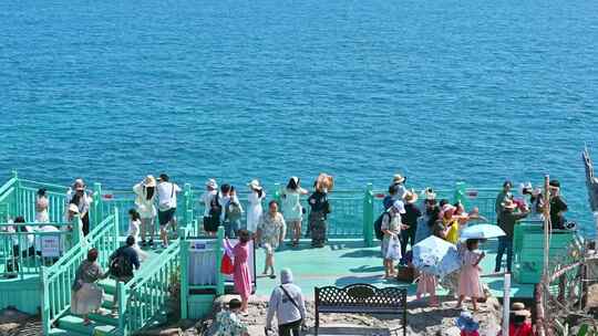 海南三亚白沙滩上旅游度假的游客