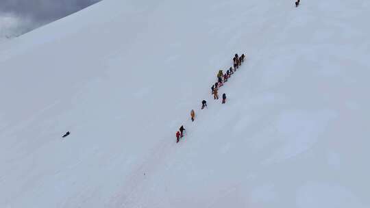 航拍攀登慕士塔格峰雪山冰川的登山队