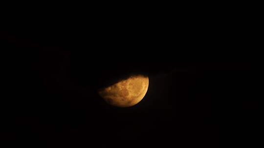 月亮延时乌云散开移动的云朵
