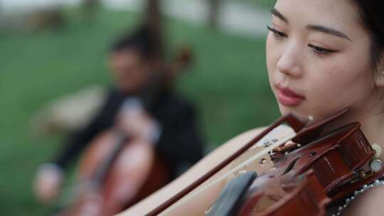 美女小提琴和外国人大提琴合奏视频素材模板下载