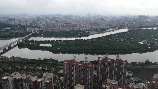 大雨将至的河流沿岸