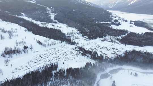 航拍新疆冬季喀纳斯河流晨雾雪山森林雪景