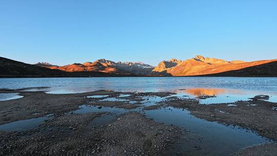 姊妹湖的蓝色湖泊和日照金山