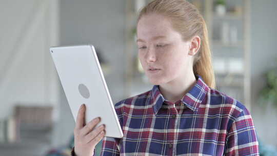 年轻女性用平板电脑视频通话