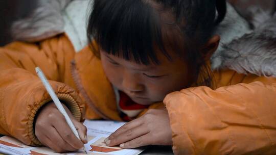 云南山区贫困小学生野外做作业