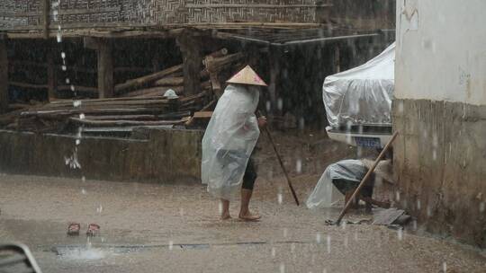 夏季山洪大水冲垮道路村民修路