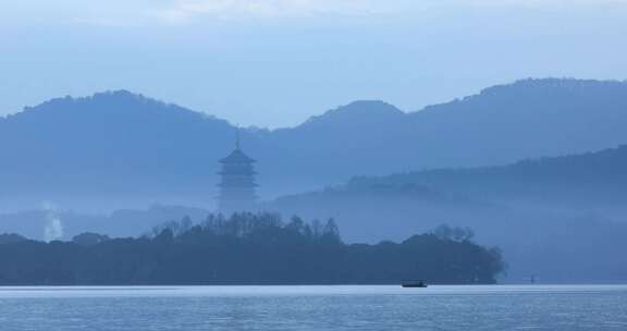 杭州西湖清晨雷峰塔山色空蒙