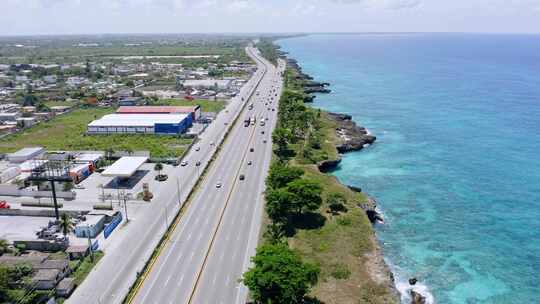 多米尼加共和国夏季沿加勒比海行驶在拉斯美洲公路上的车辆。-